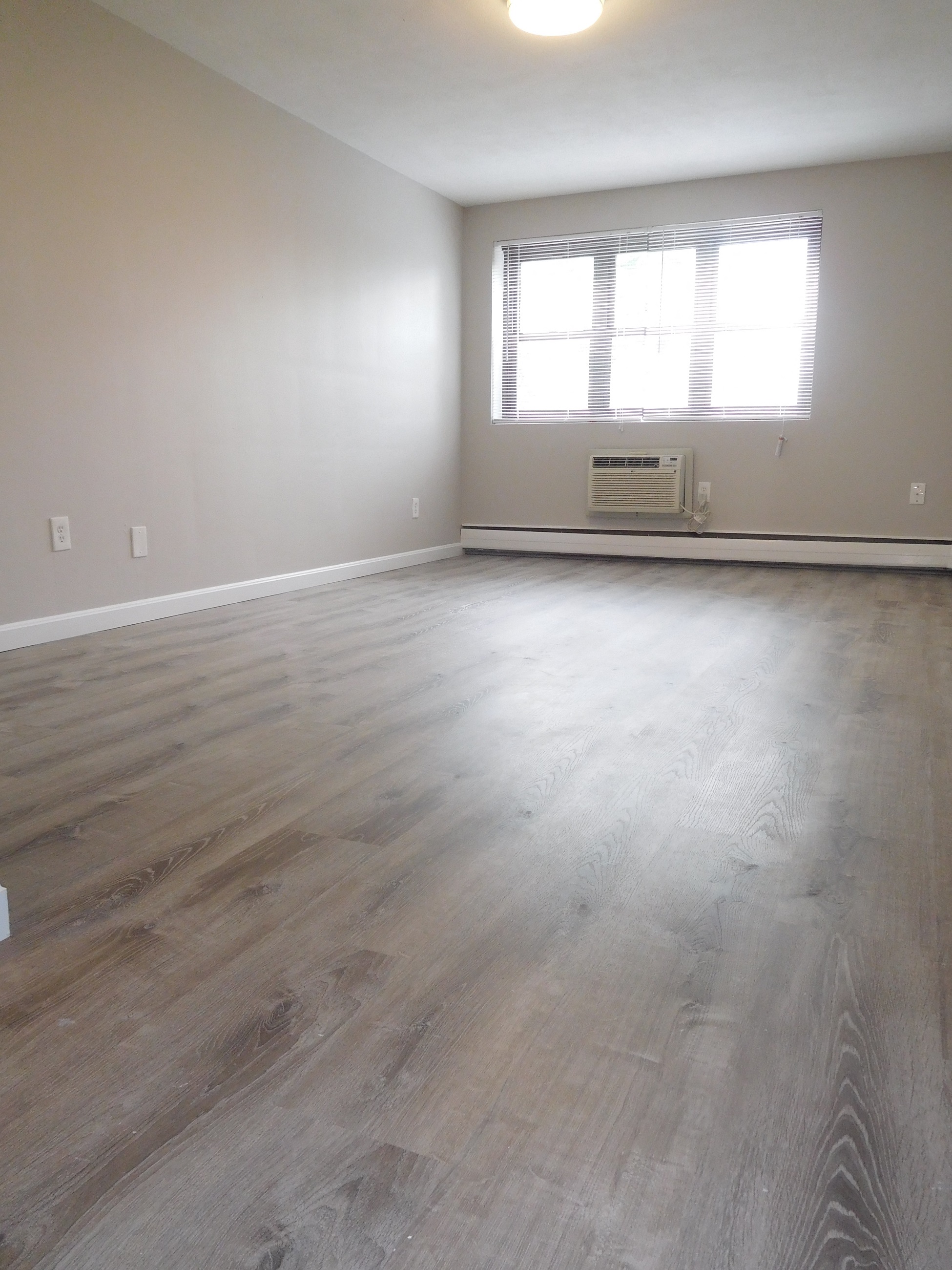 Living room with Laminate Flooring and Air Conditioning